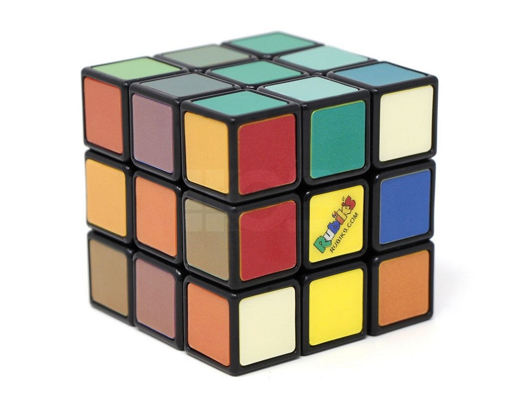 Cubo Mágico Impossible Rubik's embaralhado destacando o efeito lenticular das peças