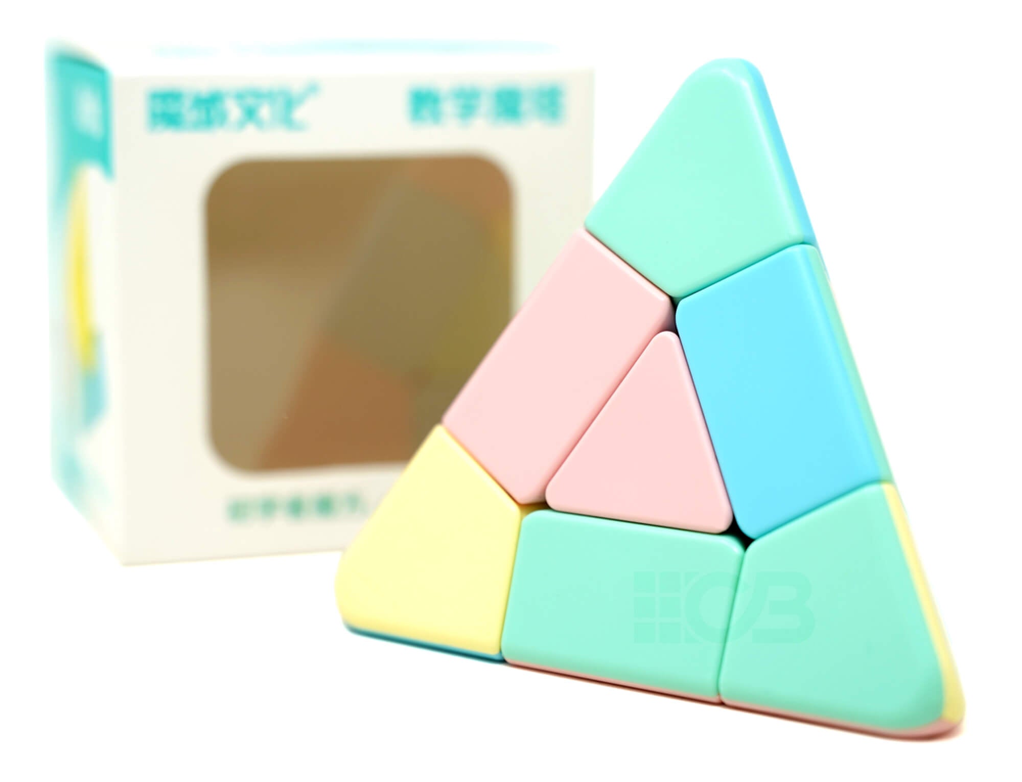 Pyraminx Pastel MoYu com faces coloridas em tons pastel, ângulo lateral mostrando a pirâmide montada