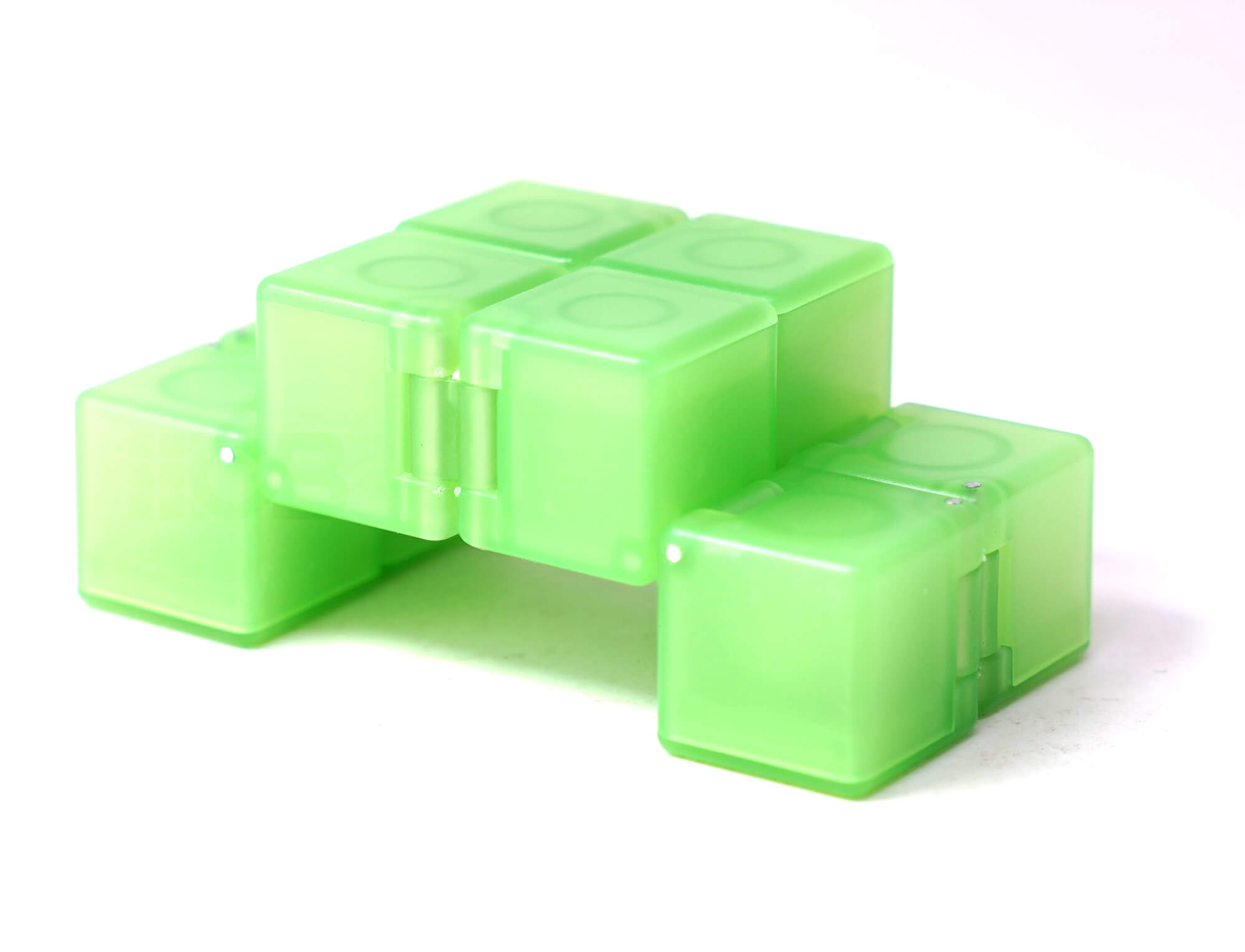 Cubo Infinito SengSo verde fosforescente sendo manipulado com as mãos