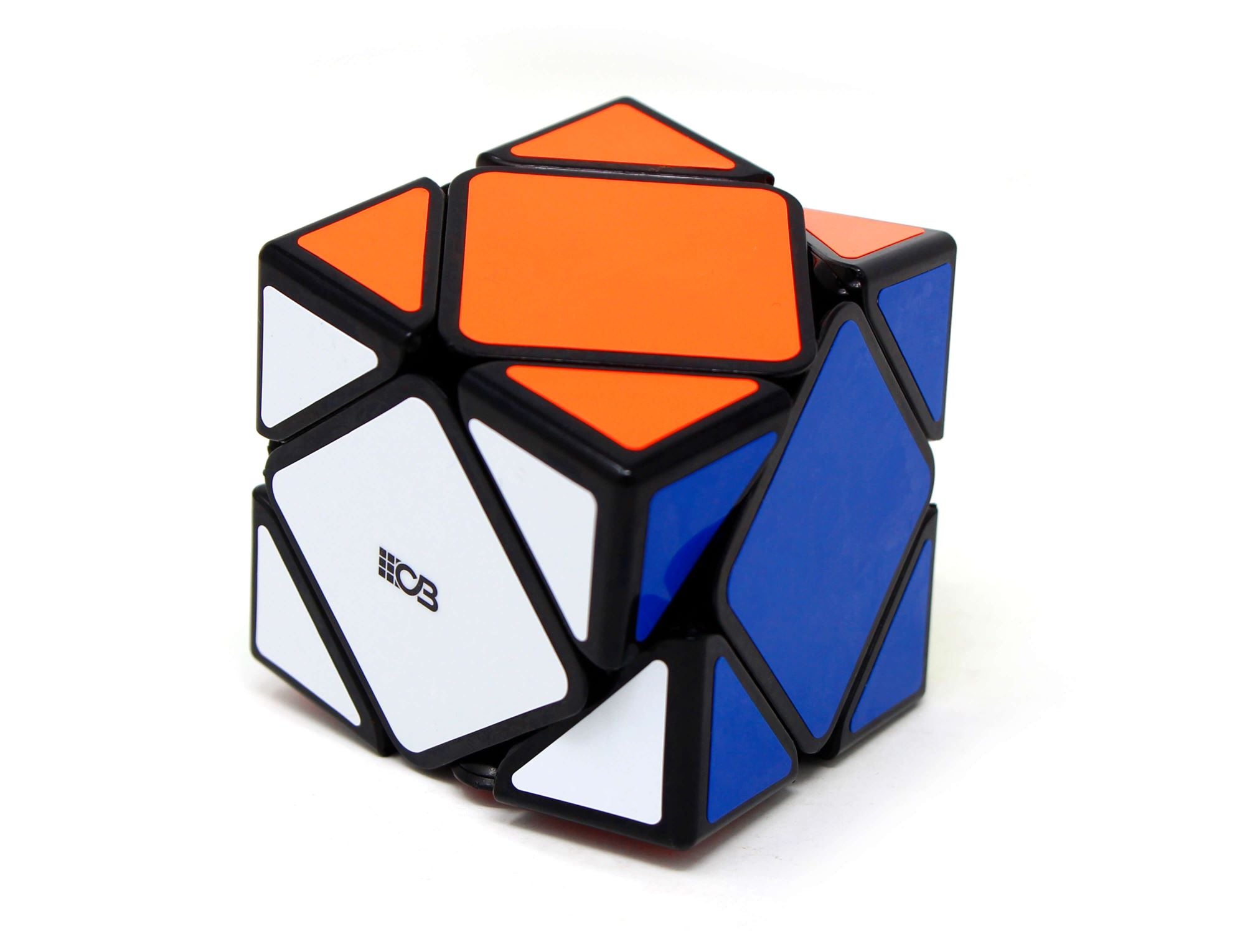 Skewb Cuber Pro ao lado da embalagem especial da linha Cuber Pro