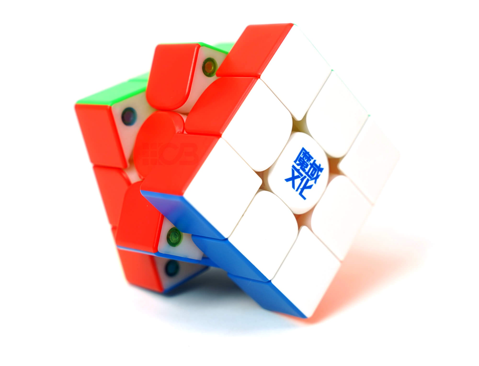 Cubo Mágico MoYu WRM V11 Magnético — ângulo superior com as faces coloridas