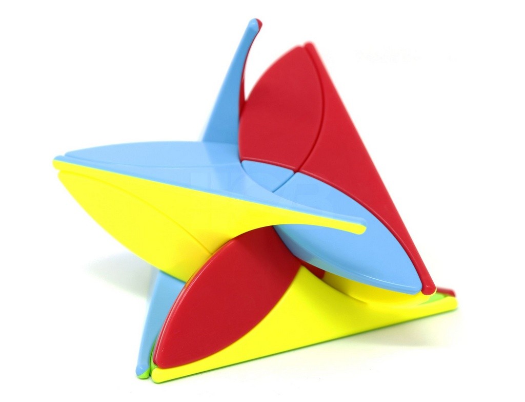 Pyraminx Clover QiYi embaralhado sobre fundo neutro