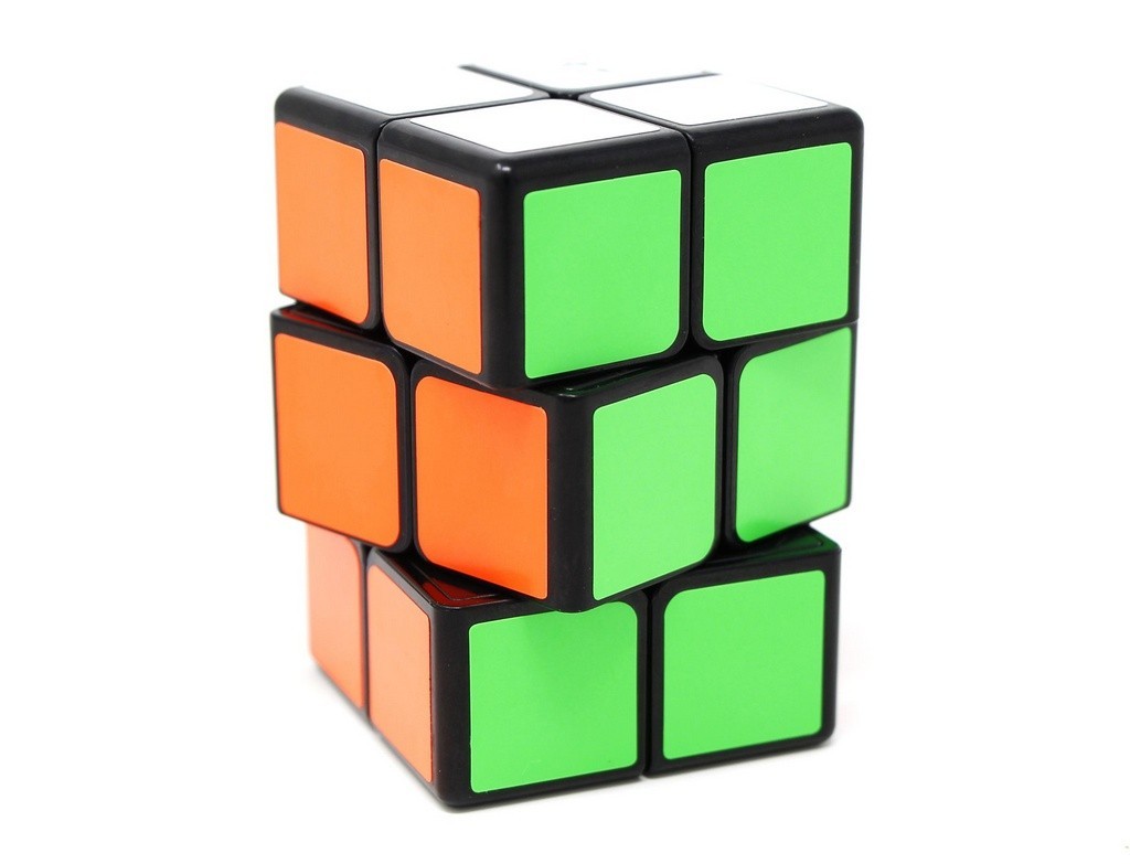 Cuboide 2x2x3 QiYi com movimento parcial evidenciando o giro fluido das camadas