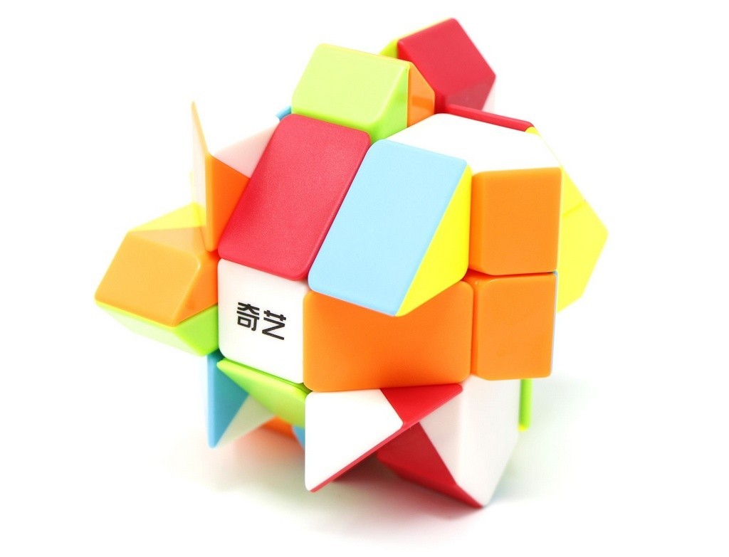 Fisher Cube 3x3 QiYi em posição resolvida mostrando o formato diagonal característico