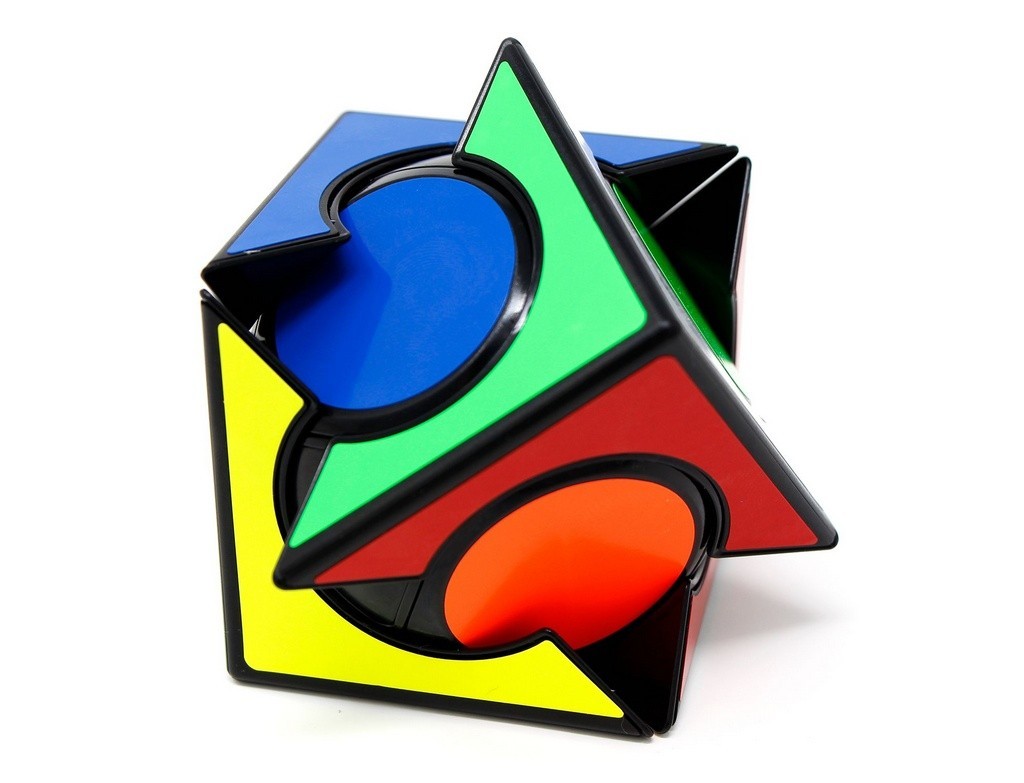 Six Spot QiYi stickerless — ângulo lateral mostrando o formato e as camadas do puzzle