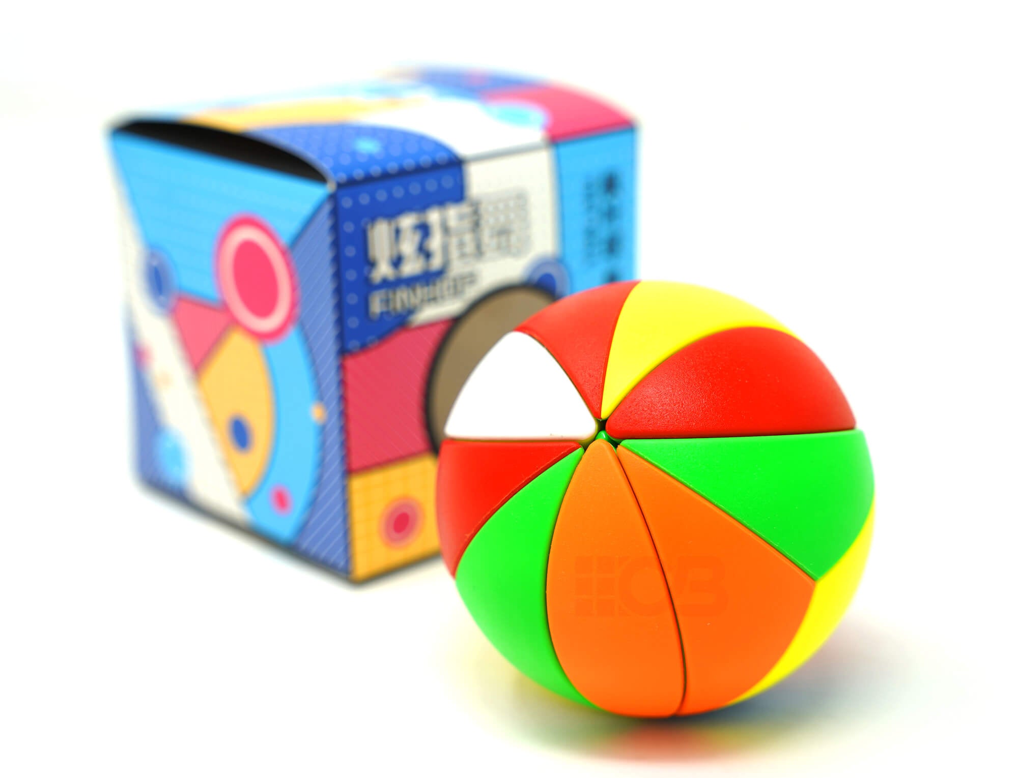 Yeet Ball YJ com peças embaralhadas, demonstrando o desafio do puzzle