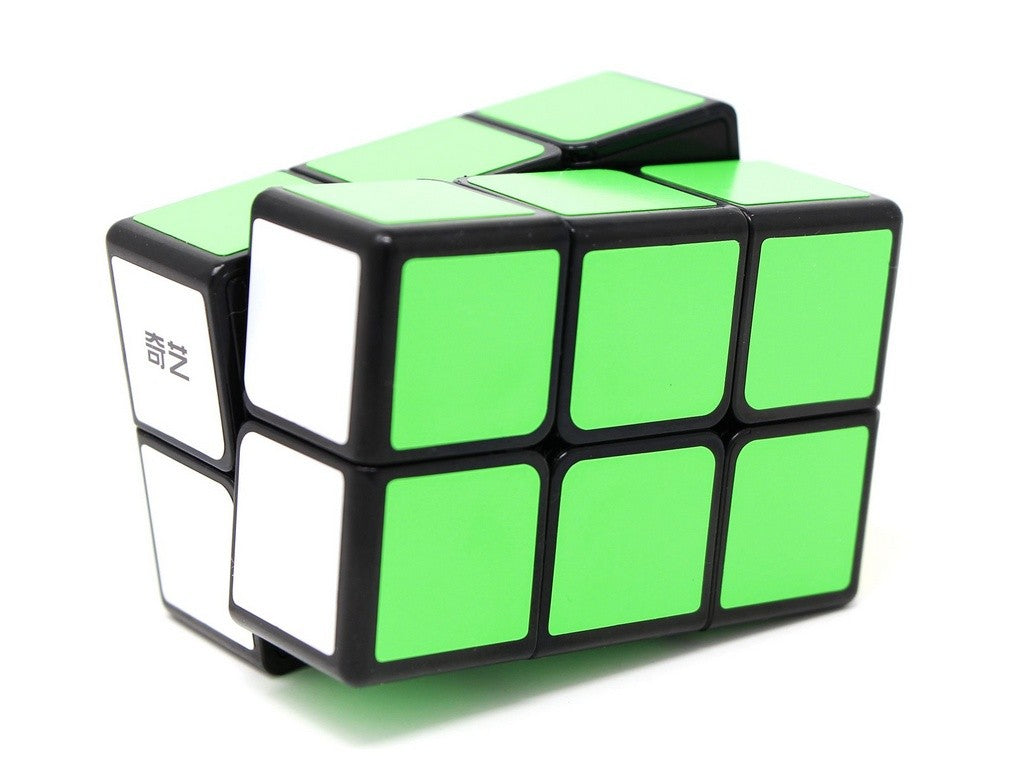Cuboide 2x2x3 QiYi stickerless visto de frente, formato alongado com faces coloridas