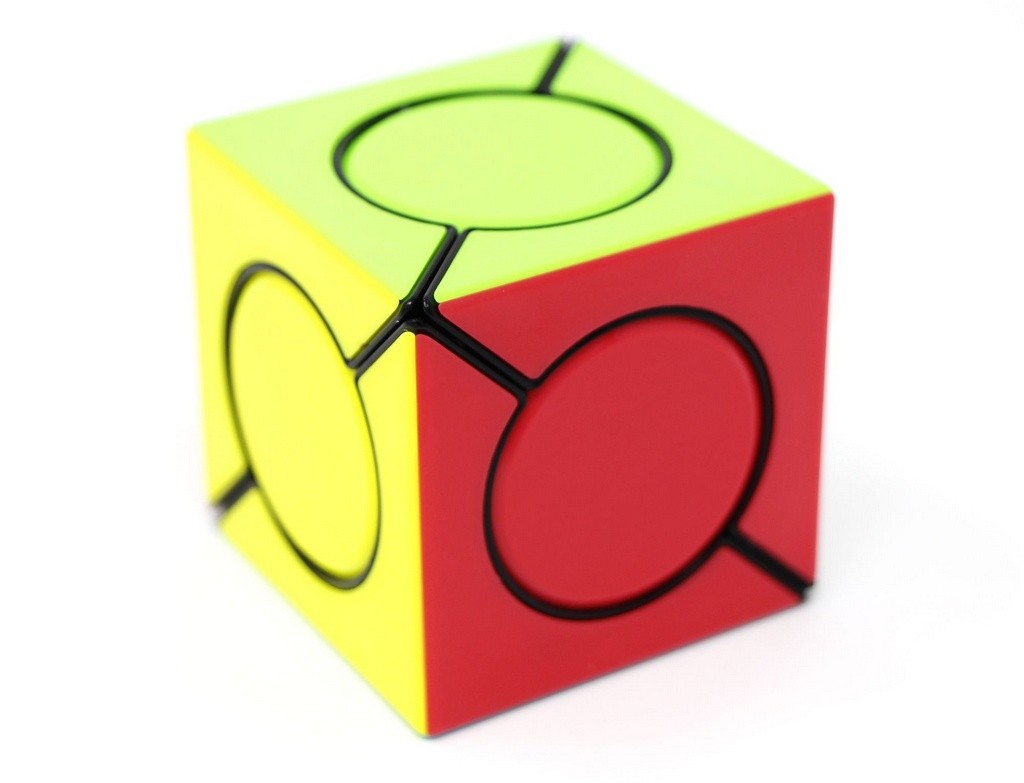 Six Spot Cube QiYi stickerless visto de frente, mostrando as seis faces coloridas e o formato modificado