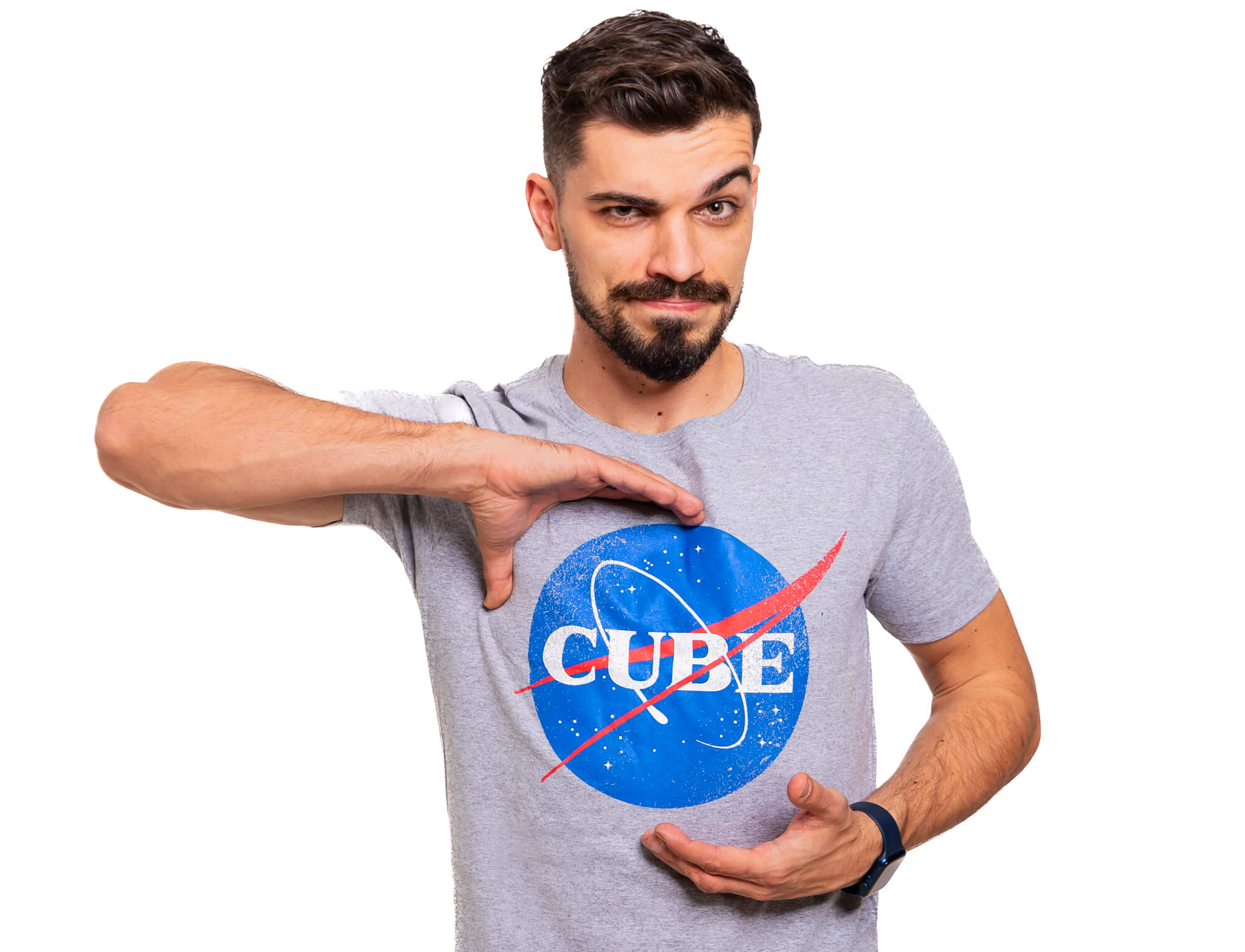 Camiseta masculina com estampa da NASA — frente do modelo