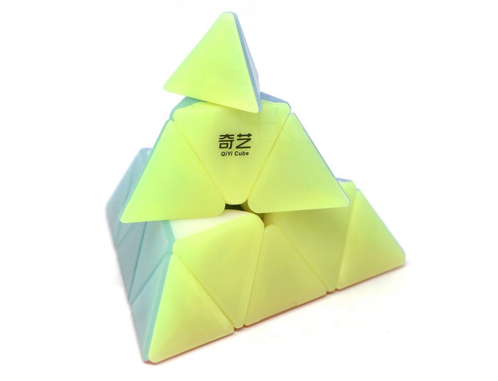 Pyraminx QiMing Jelly QiYi com peças coloridas em destaque, vista lateral