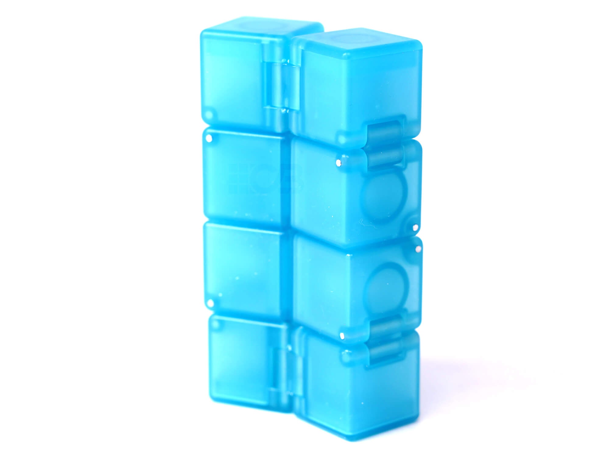 Infinity Cube azul fosforescente SengSo em posição parcialmente aberta sobre superfície branca