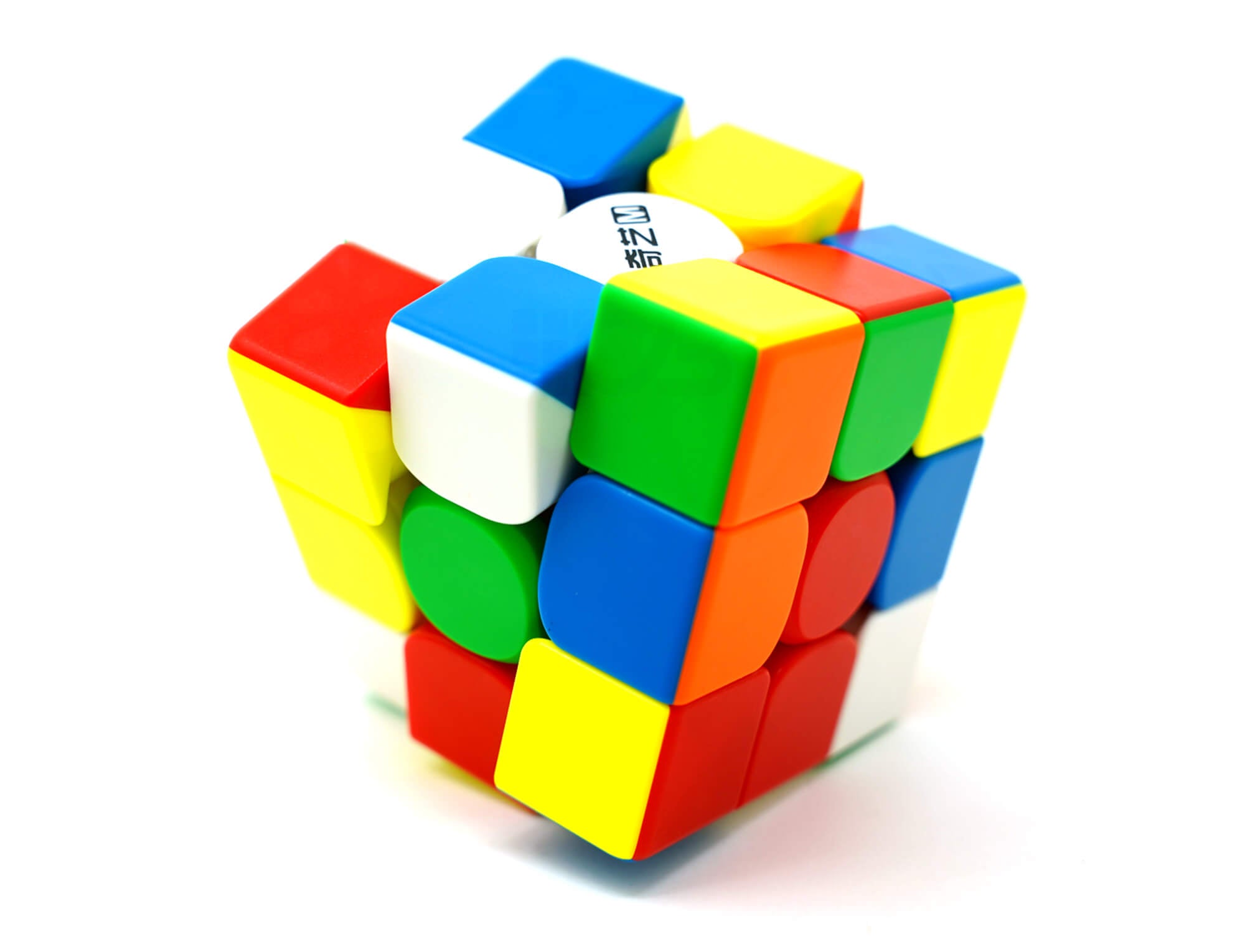 Cubo Mágico QiYi M Pro V2 stickerless visto de frente, mostrando as faces coloridas
