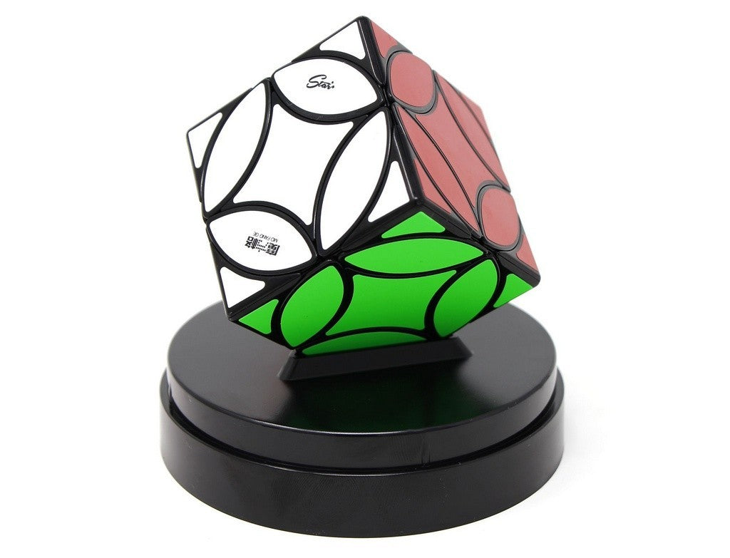 Coin Cube QiYi em uso, com o dedo apoiado na base fixa e a moeda central em giro