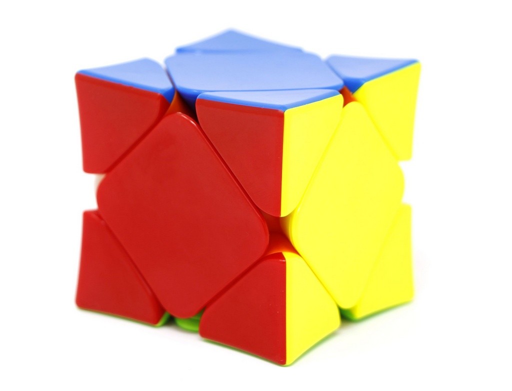 Skewb X-Man Wingy QiYi em ângulo lateral destacando a curvatura côncava e encaixe das camadas