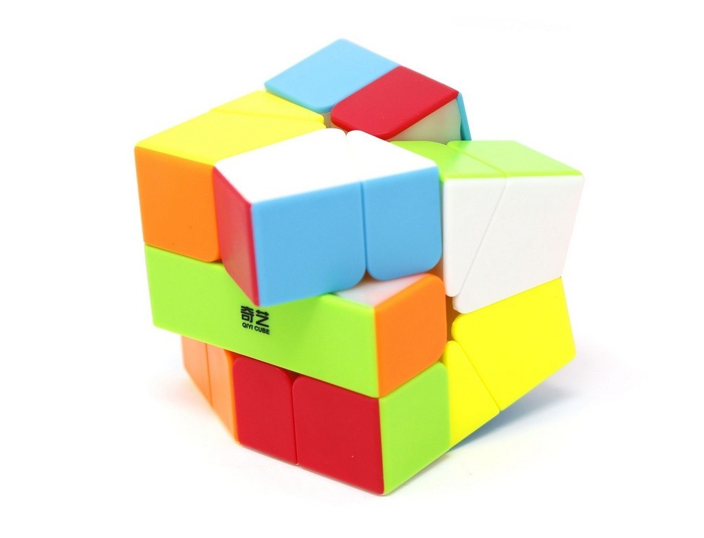 Square-1 QiFa QiYi em posição shape-shifting mostrando mudança de formato durante a resolução
