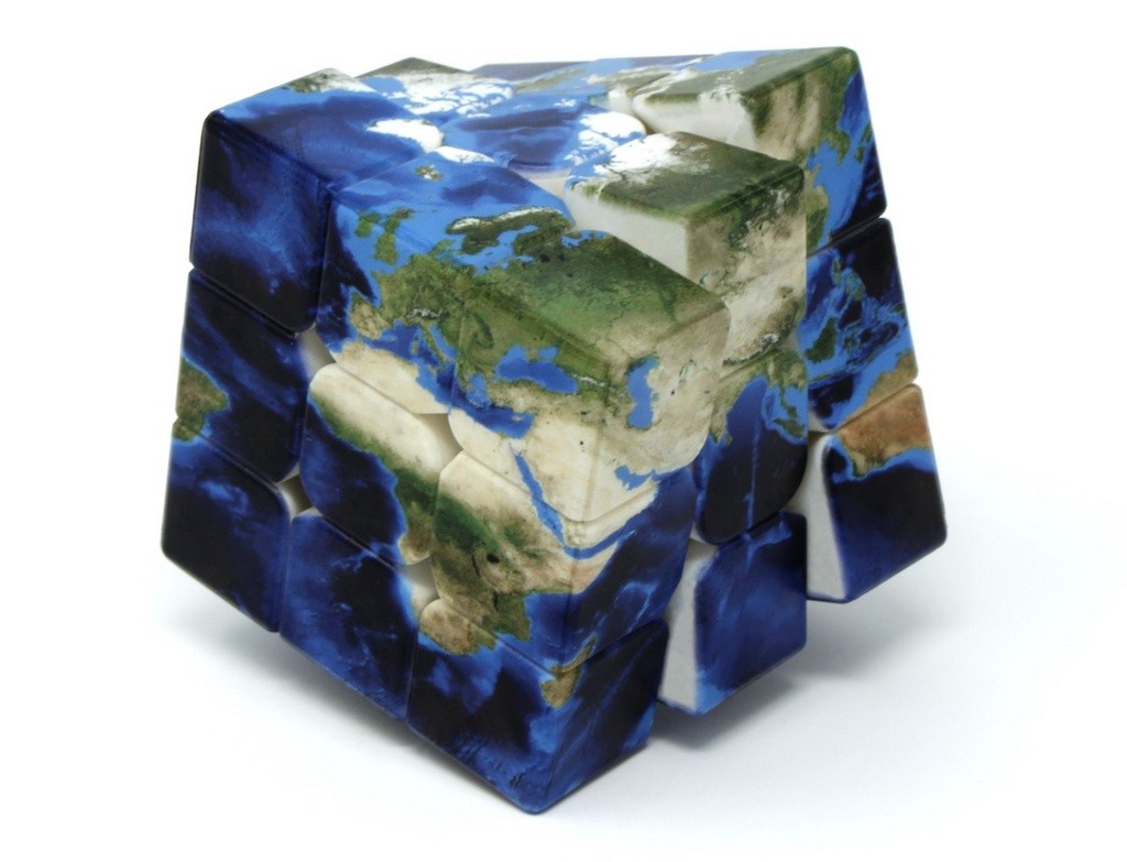 Cubo Mágico Planet Vinci Cube com embalagem ao fundo, mostrando acabamento da impressão personalizada