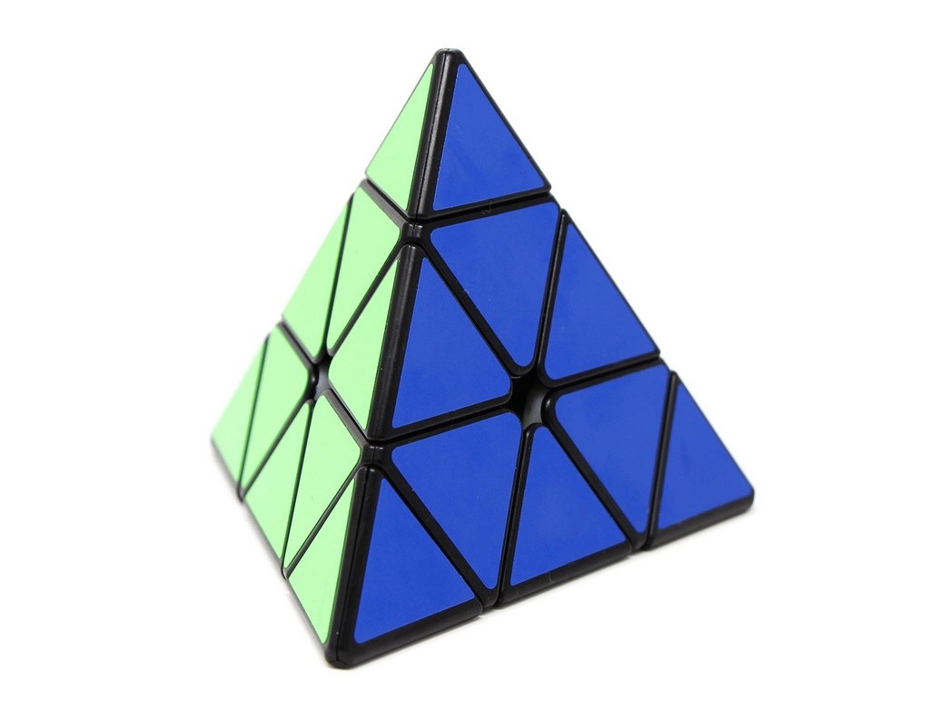 Pyraminx MS Magnético QiYi – visão geral do cubo de pirâmide sobre fundo neutro