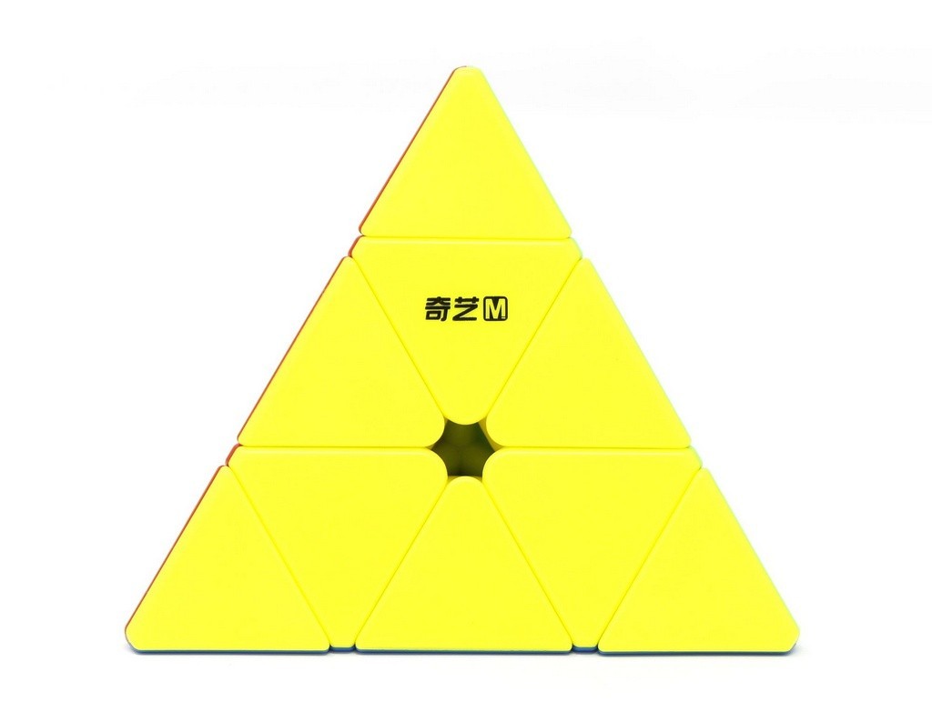 Pyraminx MS QiYi Stickerless — vista de cima com as quatro faces coloridas