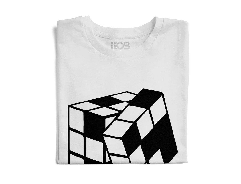 Detalhe da estampa P&B do Cubo Mágico na camiseta masculina