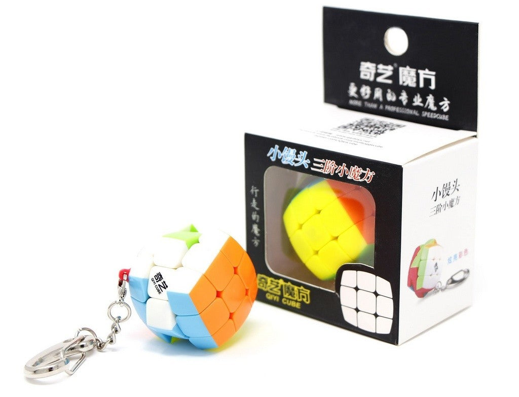 Cubo Mágico chaveiro QiYi 3x3 pillow em comparação de tamanho com cubo padrão