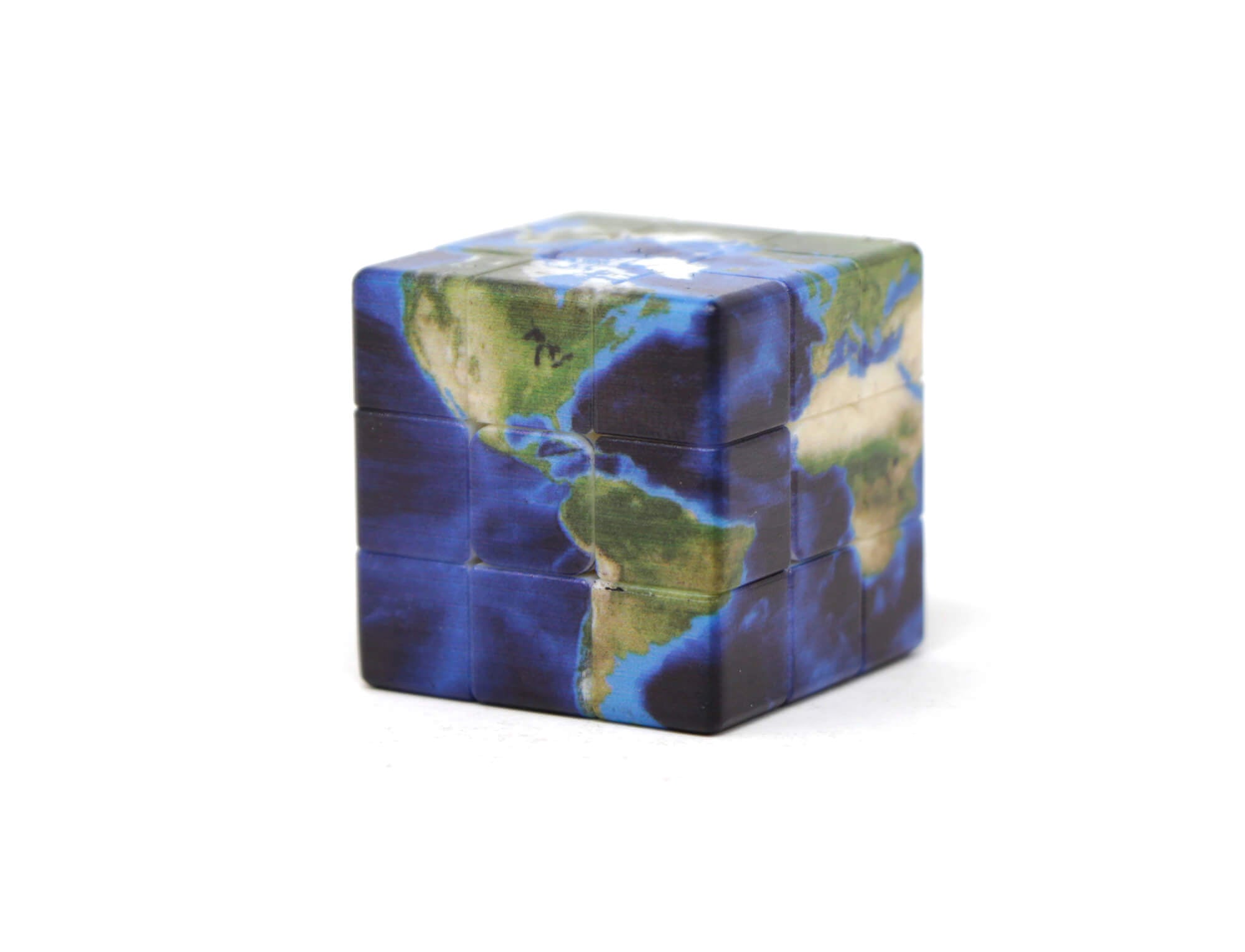 Mini Cubo Planet resolvido ao lado de uma moeda mostrando o tamanho reduzido de 30 mm