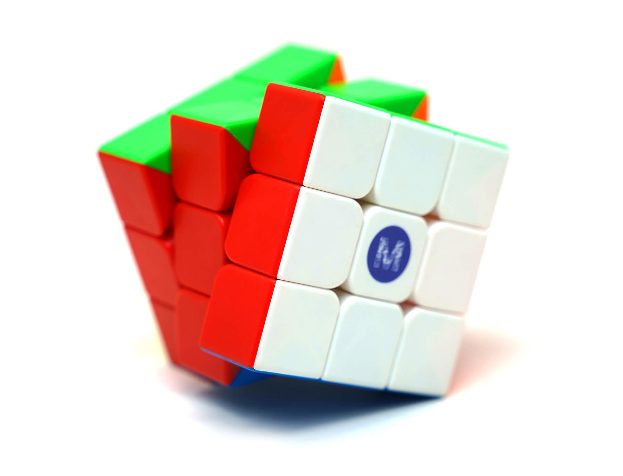 Cubo Mágico 3x3 Manual do Mundo sobre a base expositora incluída no kit