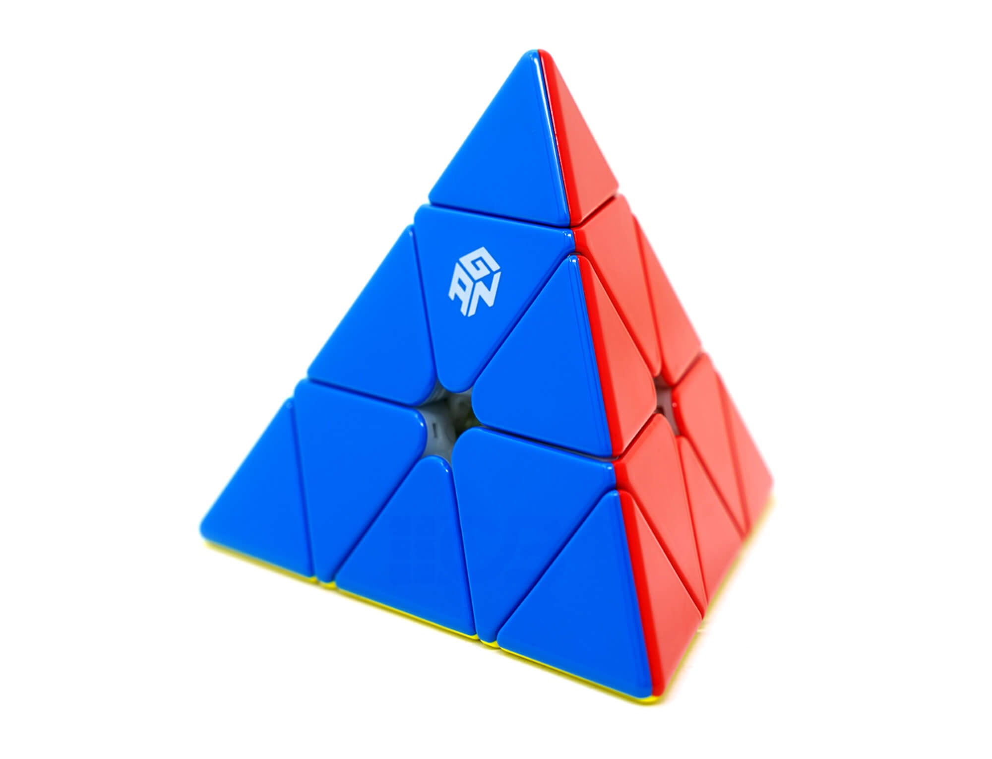 Pyraminx GAN Enhanced UV Magnético stickerless visto de frente, mostrando as quatro faces coloridas