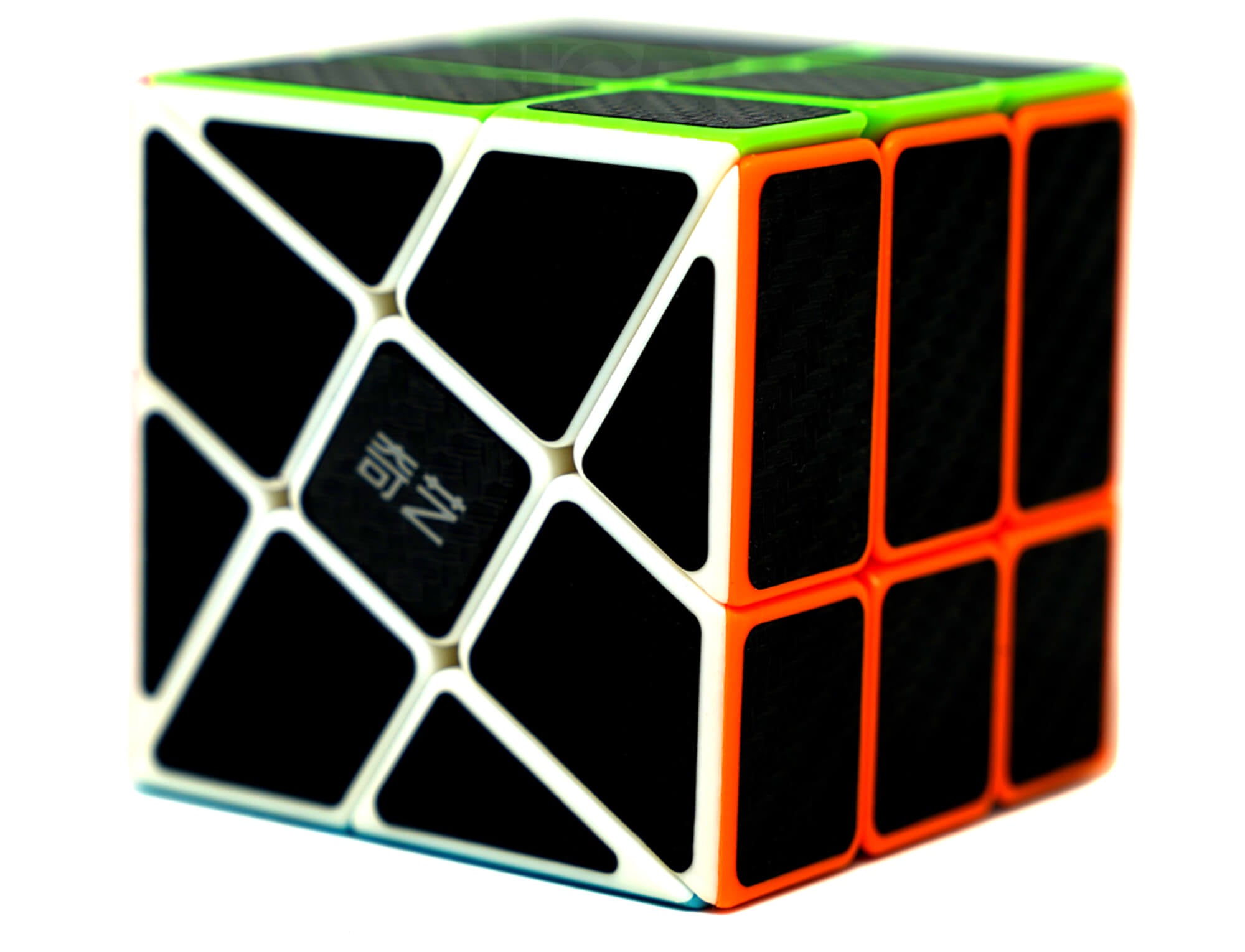 Cubo Mágico Windmill Carbon QiYi em posição resolvida mostrando as faces com textura de fibra de carbono