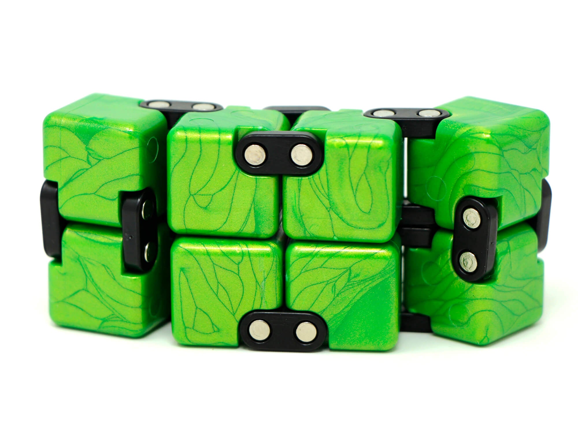 Cubo Infinito QiYi verde na mão, mostrando tamanho compacto