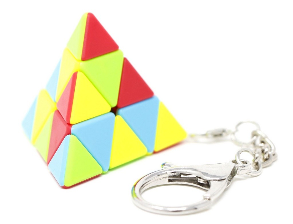 Pyraminx Chaveiro QiYi — vista lateral com corrente metálica visível