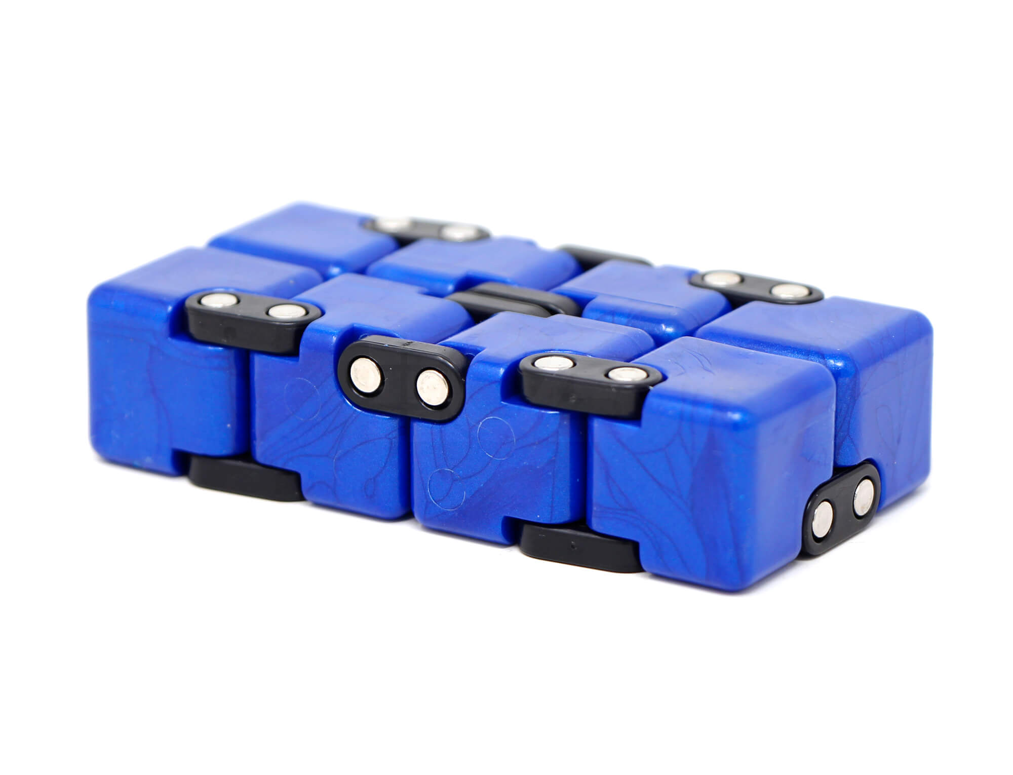 Cubo Infinito QiYi azul na mão mostrando o tamanho compacto do produto