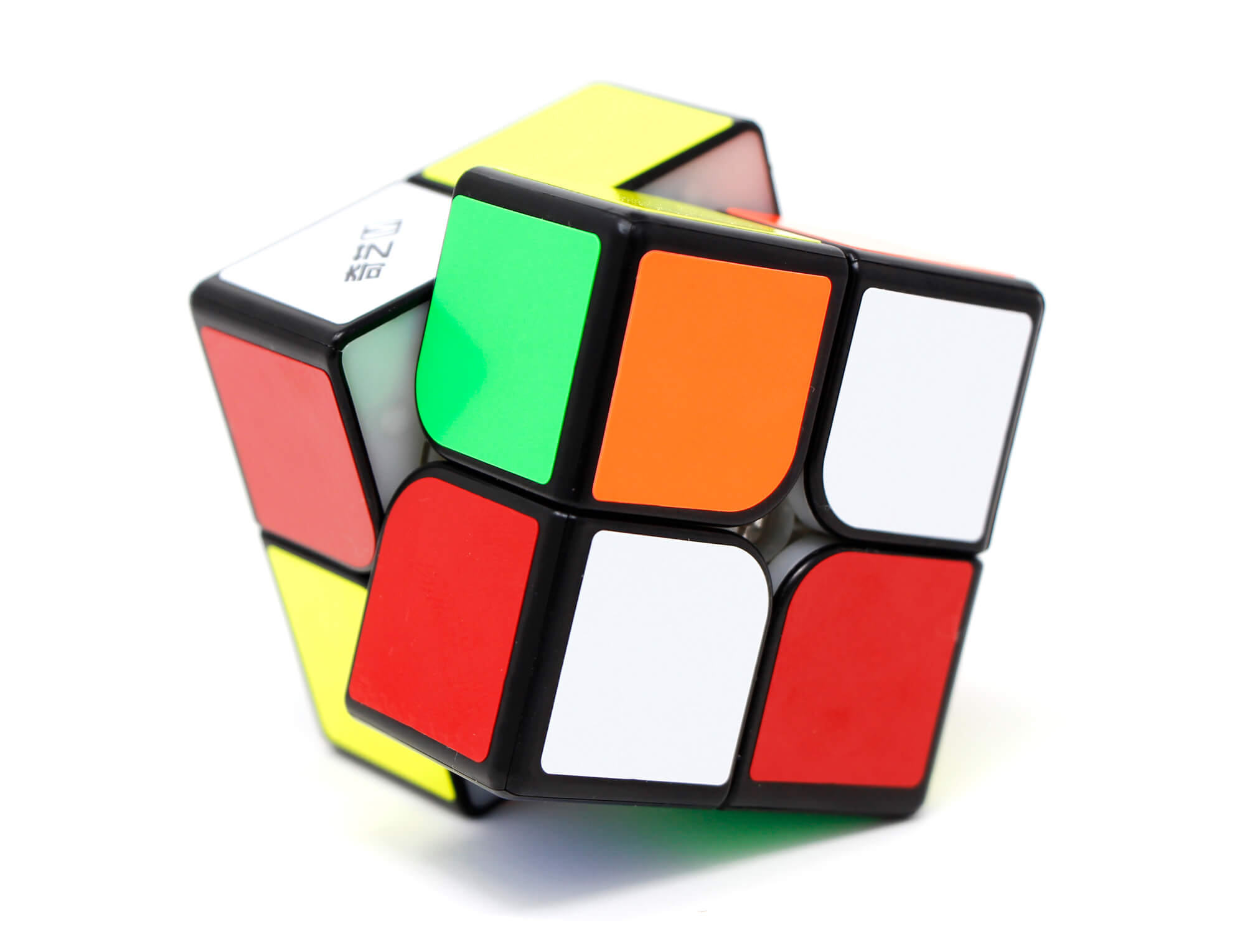 Cubo Mágico 3x3 MS QiYi sendo segurado por uma mão, mostrando escala real