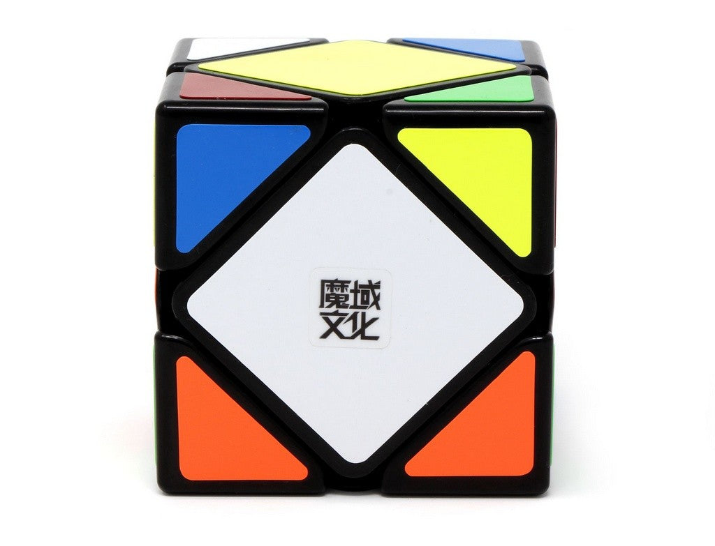 Skewb Meilong MoYu em ângulo lateral destacando os cortes diagonais característicos