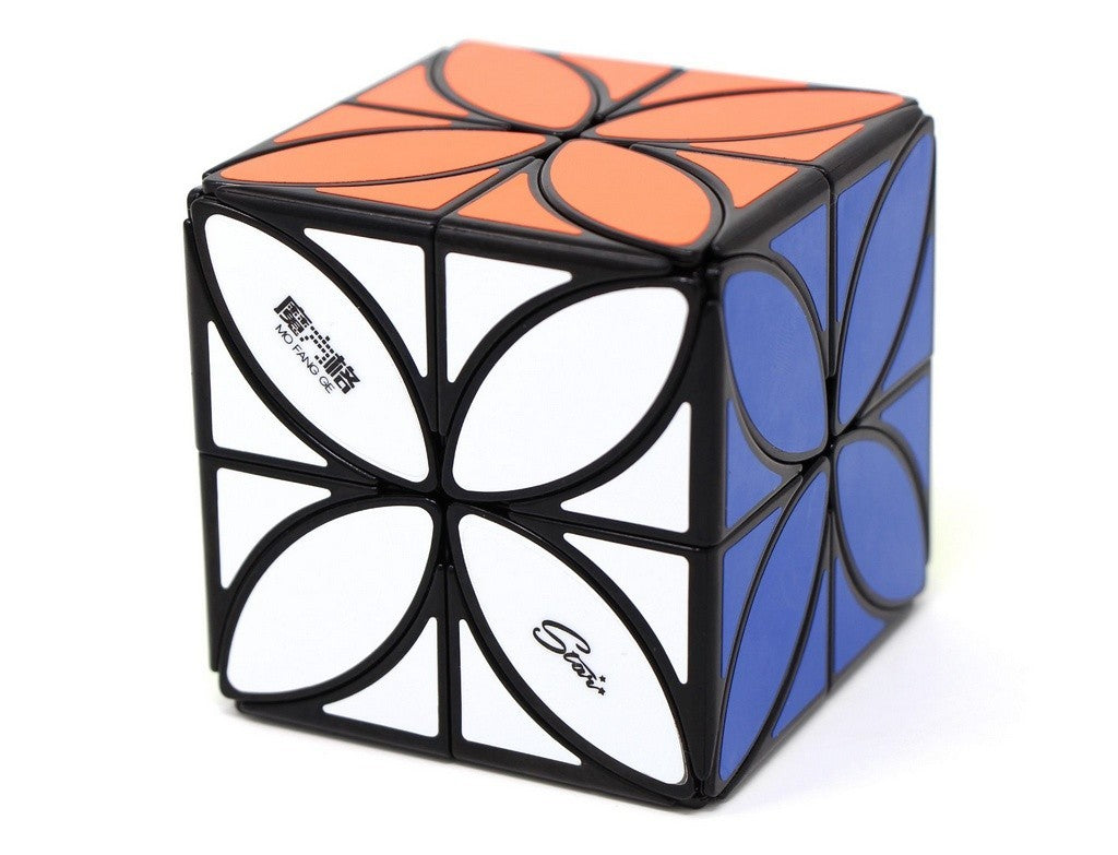 Clover Cube Plus QiYi stickerless em posição resolvida, vista frontal mostrando o formato de trevo