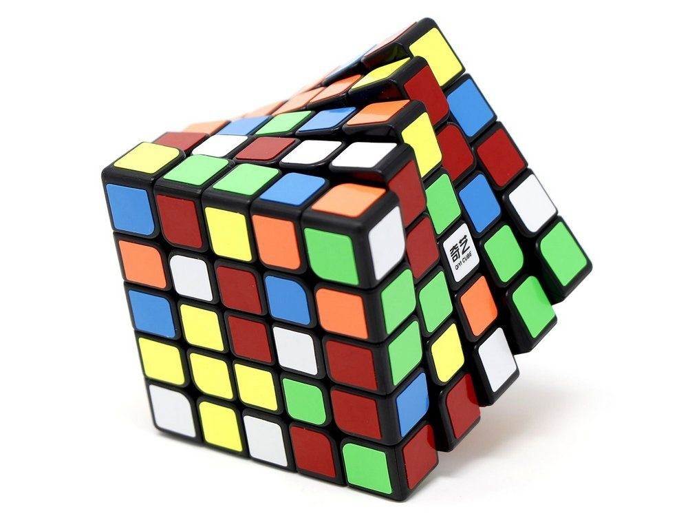 Detalhe das peças coloridas stickerless do kit de cubos mágicos QiYi em superfície clara