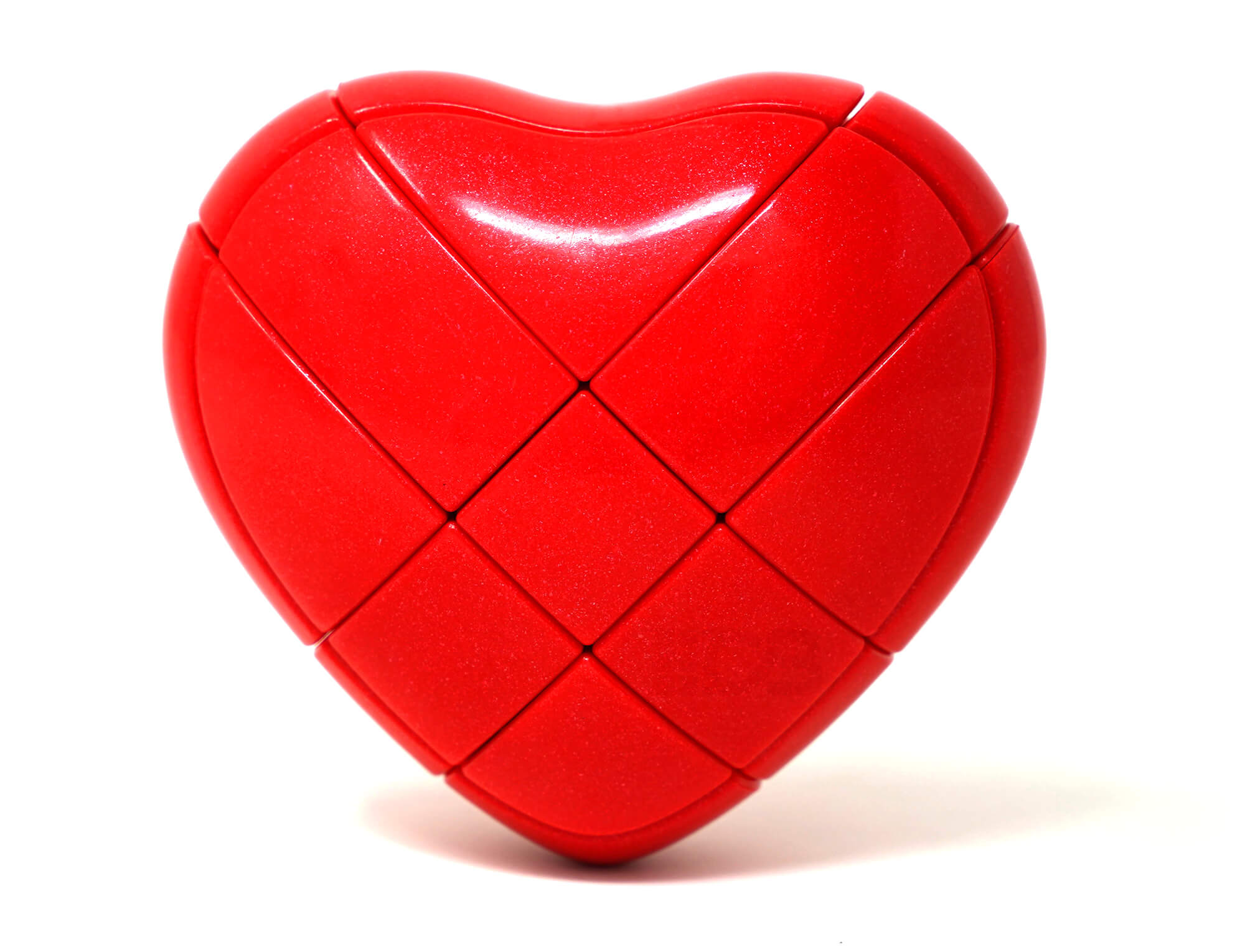 Cubo Mágico em formato de coração vermelho YJ — vista frontal mostrando o shape mod resolvido