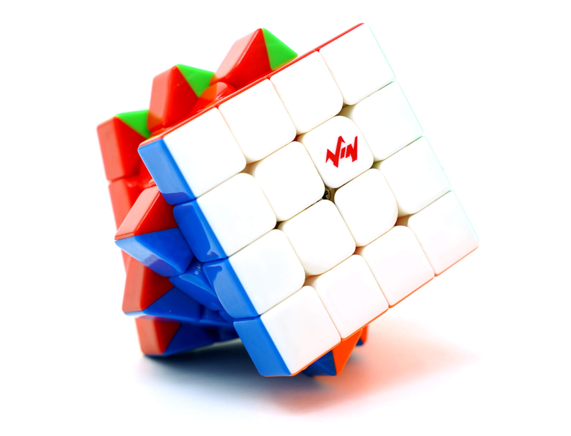 Cubo Mágico 4x4 Vin Cube Surge V2 stickerless visto de frente, mostrando as faces coloridas