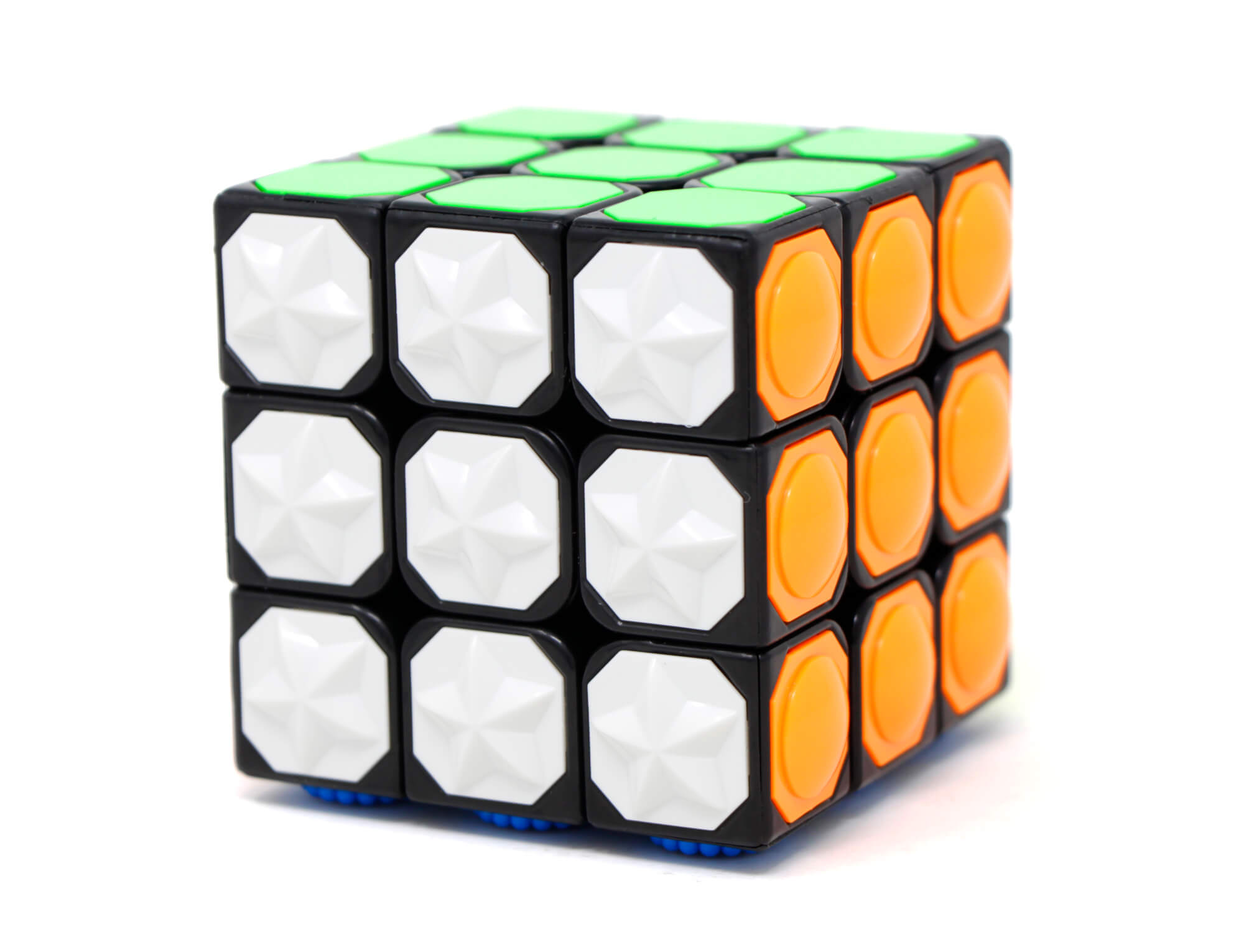 Mão segurando o Cubo Mágico Braille YJ demonstrando a leitura tátil das texturas