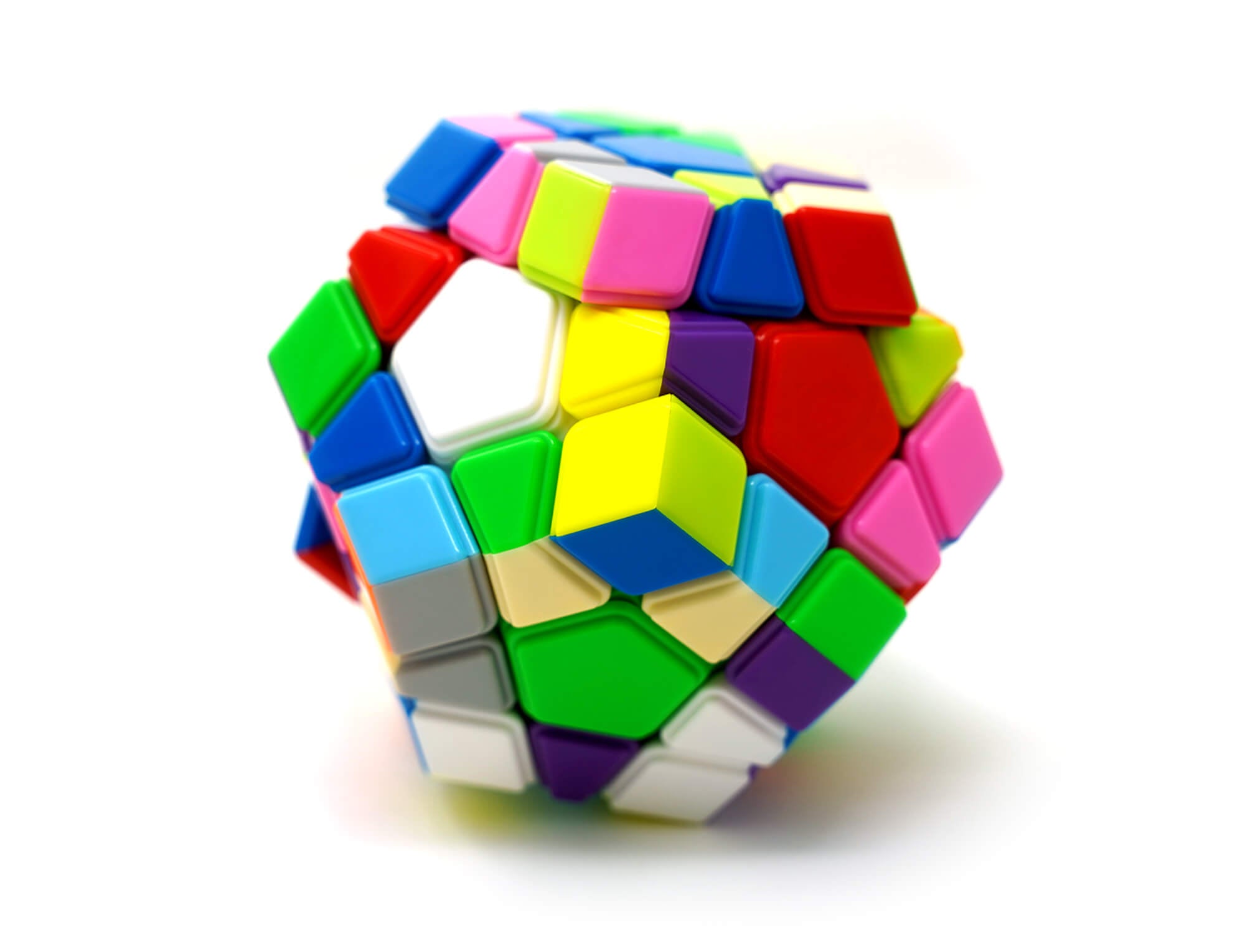 Megaminx YJ Rui Hu stickerless — ângulo lateral destacando as camadas do dodecaedro