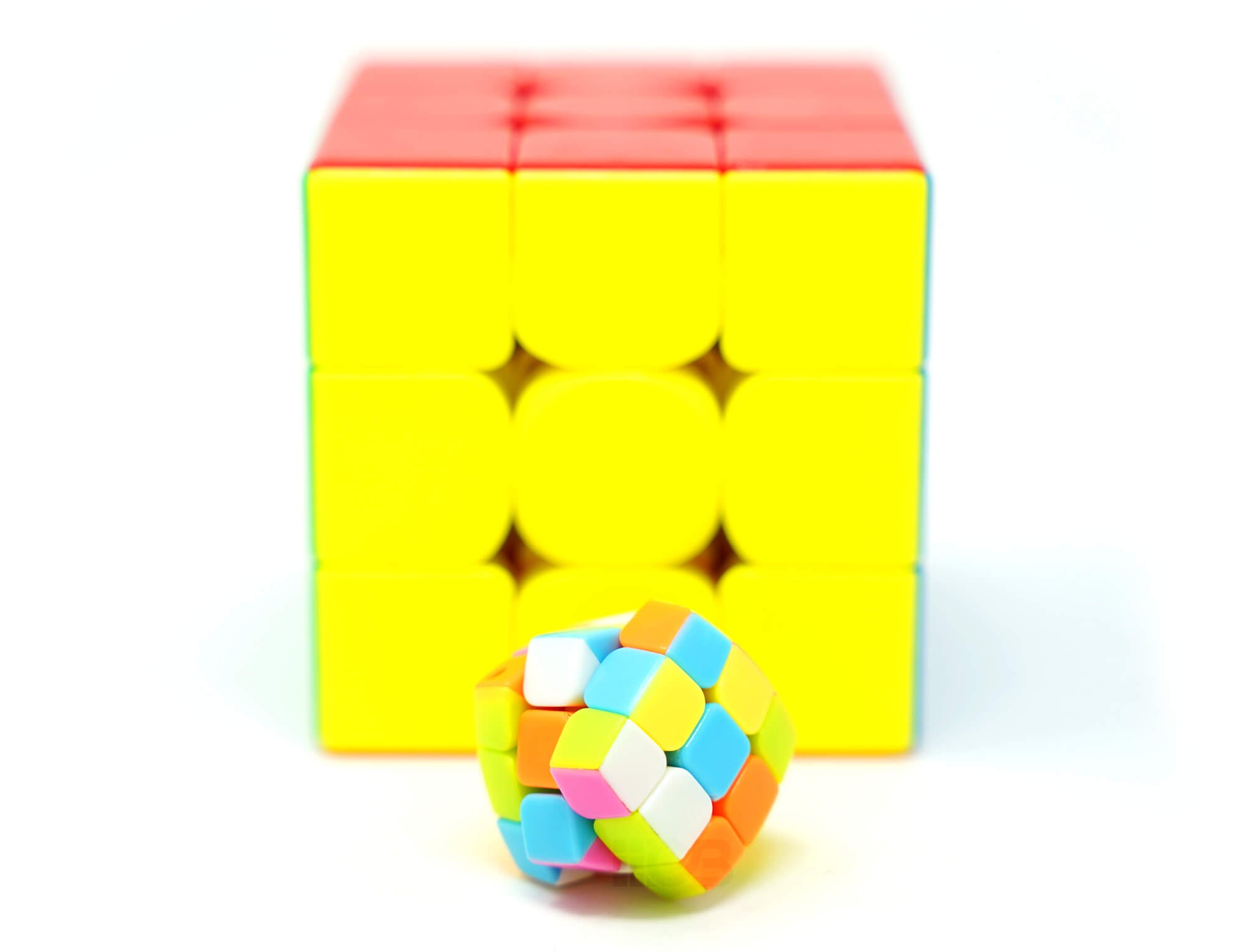 Cubo Mágico Chaveiro YJ preso a um molho de chaves