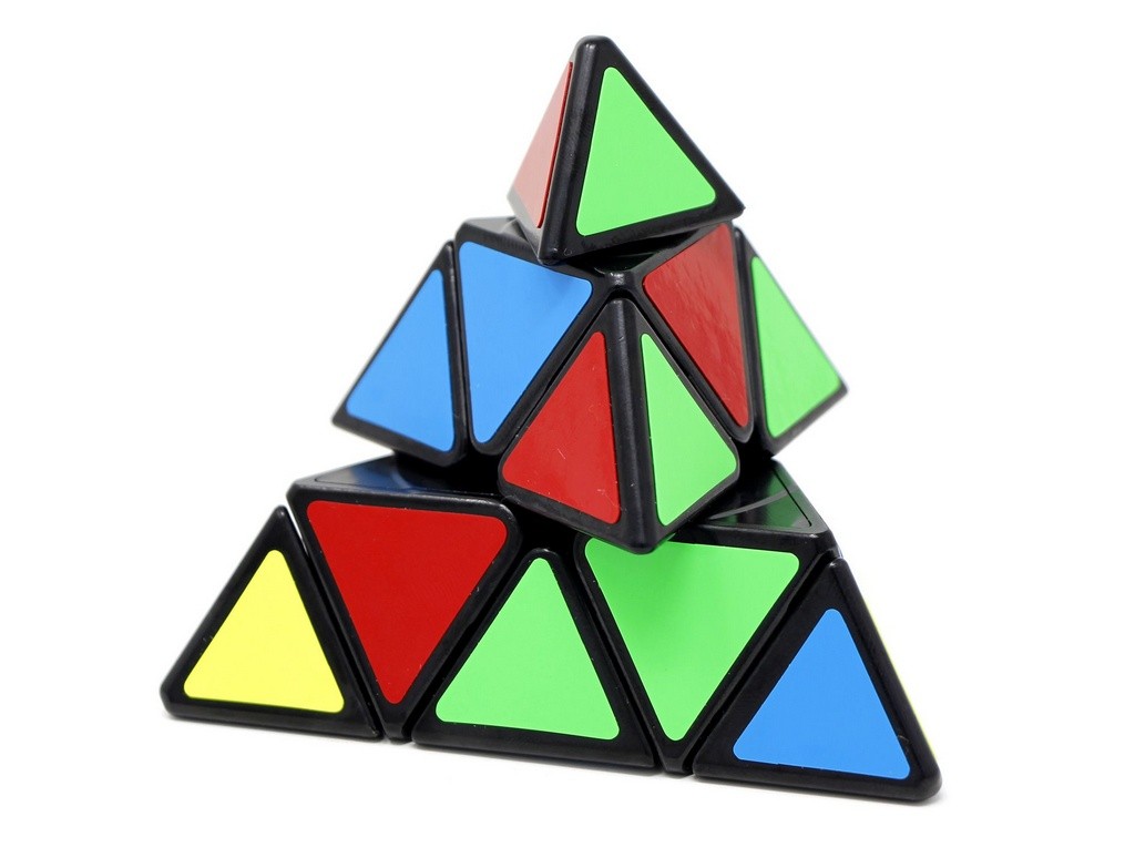 Pyraminx QiYi QiMing desmontado ou em perspectiva diferente mostrando detalhes do mecanismo