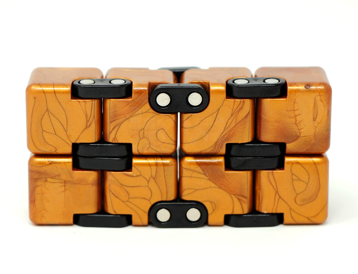 Cubo Infinito Dourado QiYi aberto, mostrando os oito blocos articulados