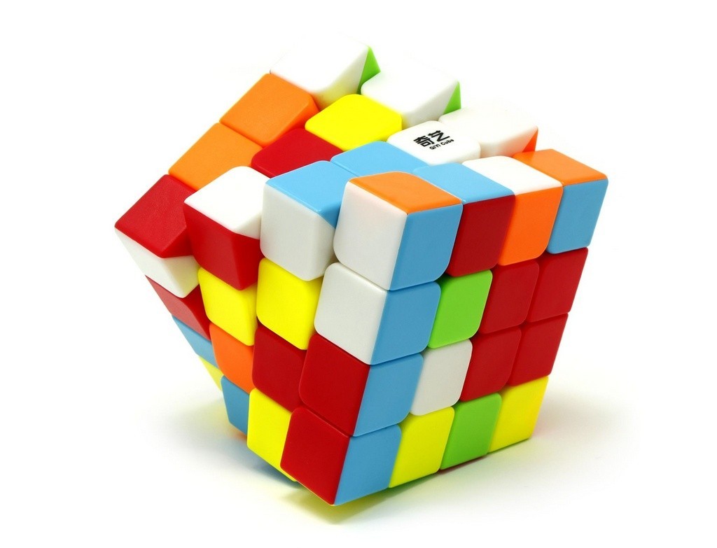 QiYi QiYuan S3 4x4 Stickerless em ângulo lateral mostrando as camadas do cubo
