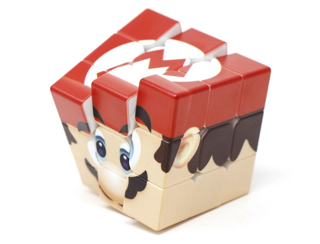 Vista lateral do cubo personalizado Mario mostrando detalhes da impressão UV nas peças