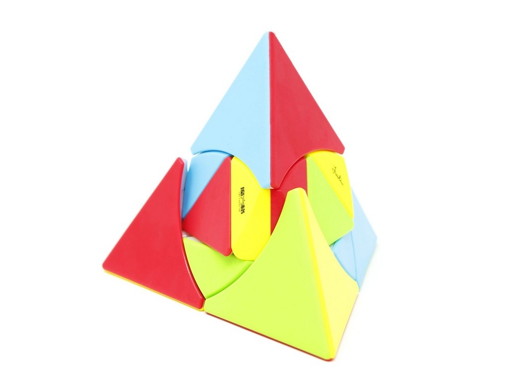 Detalhe das peças coloridas do Pyraminx Duomo Color QiYi com acabamento stickerless