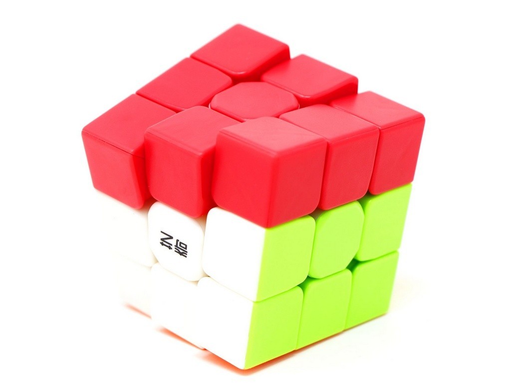 Cubo Mágico 3x3 QiYi Kids Hat stickerless visto de frente, com as seis faces coloridas