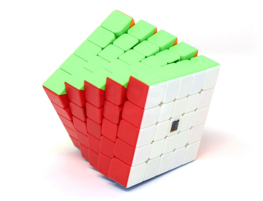 Cubo Mágico 5x5 MoYu Meilong stickerless — detalhe das peças coloridas e acabamento do cubo