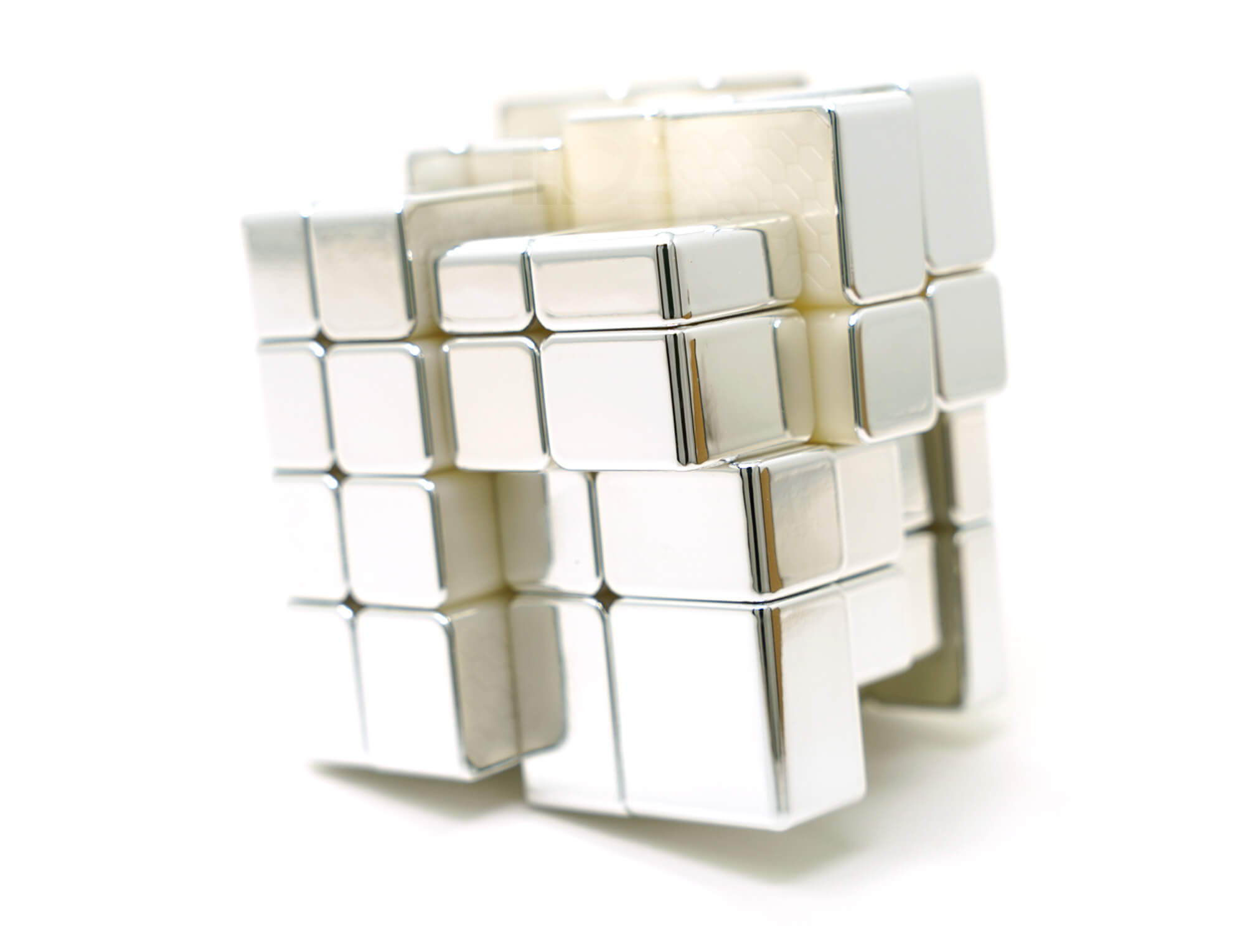 Vista lateral do Mirror Blocks 4x4 evidenciando a variação de altura dos blocos