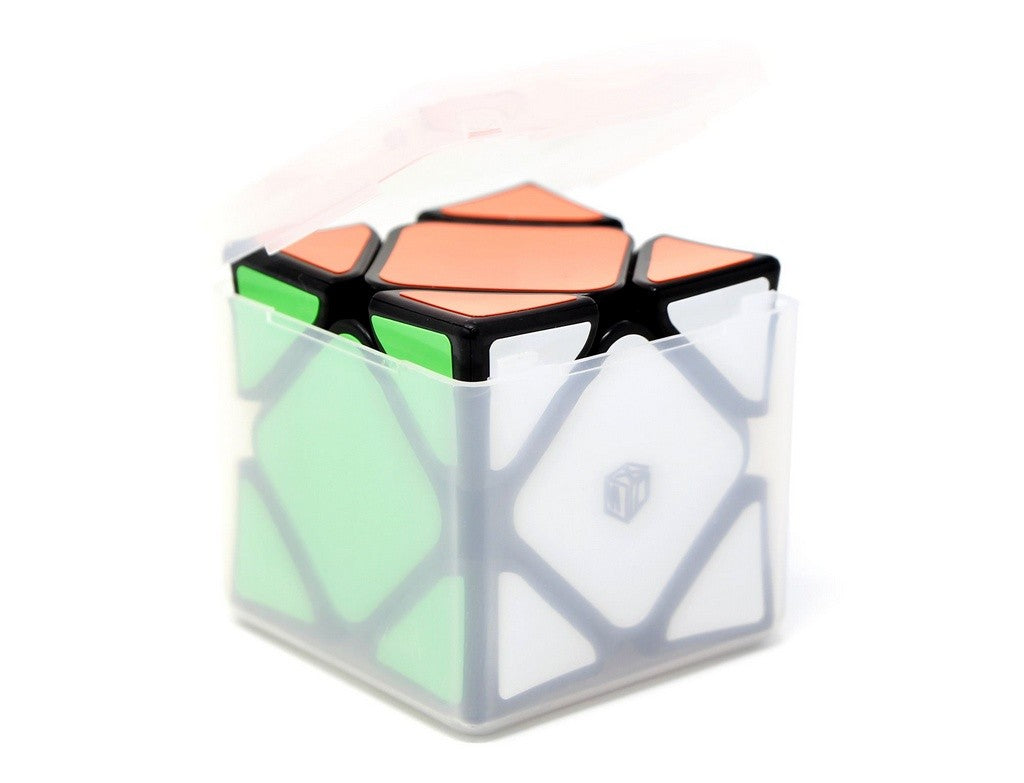 Vista lateral do Skewb X-Man Wingy QiYi destacando o design côncavo das peças e o acabamento stickerless