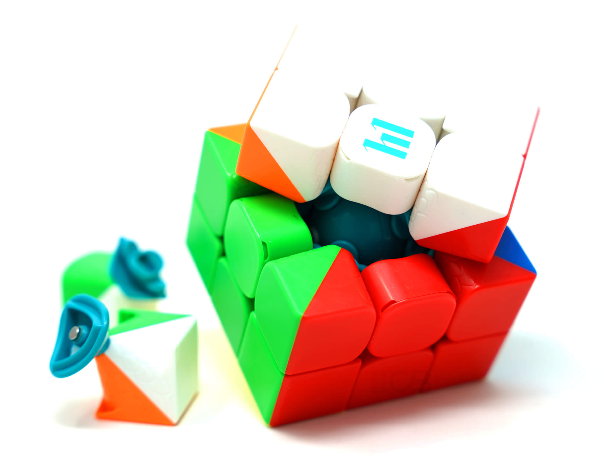 Cubo Mágico Huameng YS3M stickerless em ângulo lateral mostrando alinhamento das camadas